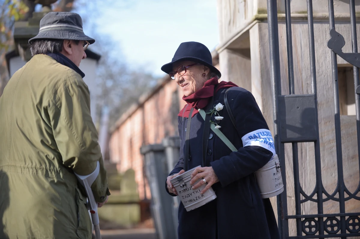 Ok. 250 przedstawicieli świata kultury, nauki, życia społecznego i politycznego wzięło udział w trzydniowej kweście na rzecz ratowania zabytków Starych Powązek. Zebrano w sumie 280 tys. zł.