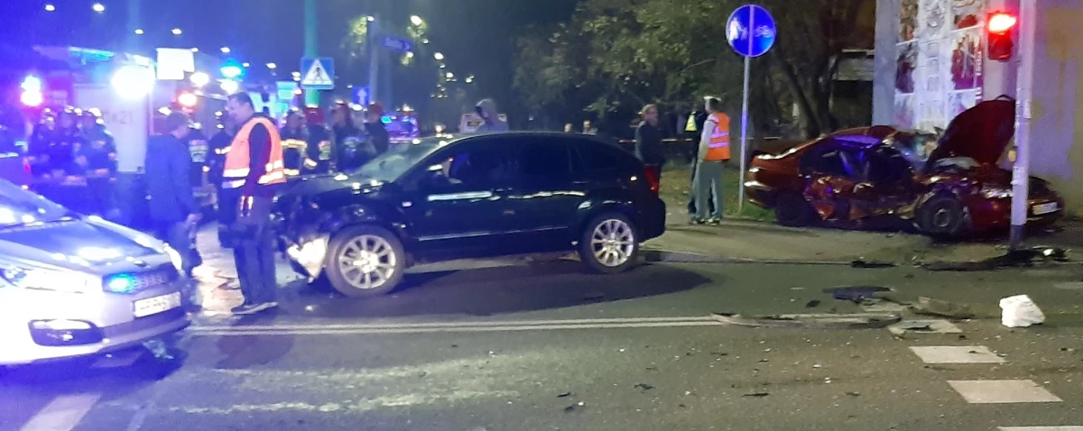 Kierowca nie zatrzymał się do policyjnej kontroli w Sosnowcu. Zaczął uciekać i zderzył się z prawidłowo jadącym autem. Informację i zdjęcia z miejsca zdarzenia dostaliśmy na Gorącą Linię RMF FM.