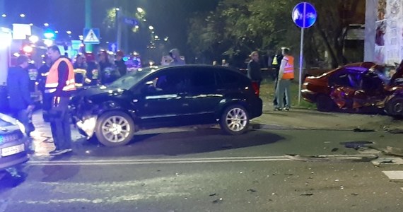 Kierowca nie zatrzymał się do policyjnej kontroli w Sosnowcu. Zaczął uciekać i zderzył się z prawidłowo jadącym autem. Informację i zdjęcia z miejsca zdarzenia dostaliśmy na Gorącą Linię RMF FM.