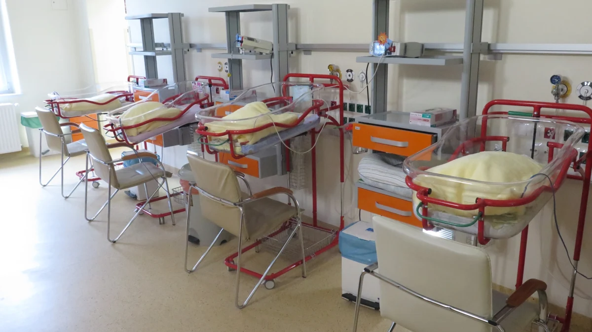 W ciągu niespełna dwóch lat szpitale zamknęły 24 oddziały położnicze. Resort zdrowia mówi o 400 zlikwidowanych łóżkach. Przyczyną nie jest jednak niż demograficzny, lecz problemy kadrowe - pisze "Dziennik Gazeta Prawna".