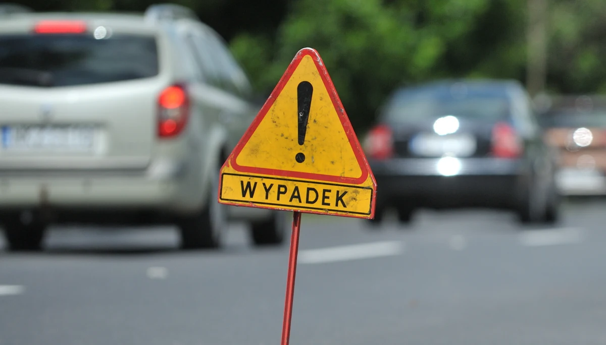 Ta pomyłka starszego kierowcy mogła skończyć się tragicznie. 70-latek w Małdytach w Warmińsko-Mazurskiem pomylił drogę i wjechał samochodem na drogę ekspresową S7 pod prąd. W Miłomłynie zderzył się z czterema samochodami. Nikt na szczęście nie został ranny.