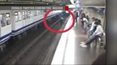 Zapatrzona w smartfona wpadła na tory w metrze