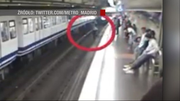 Ze wzrokiem utkwionym w telefon weszła prosto pod koła pociągu - takie przerażające nagranie ze stacji metra w Madrycie opublikowano ku przestrodze.
