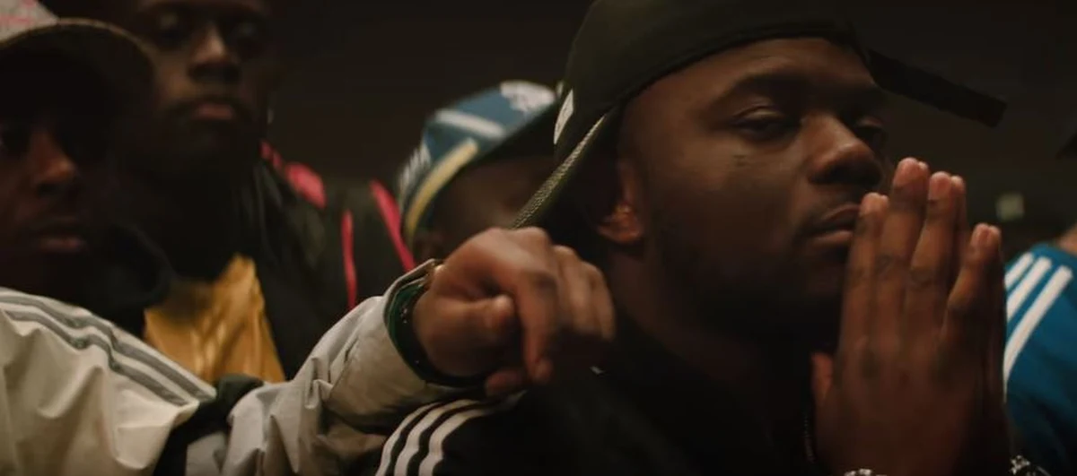 Skandal we Francji! Tamtejsze MSW złożyło w prokuraturze doniesienie o popełnieniu przestępstwa przez grupę raperów 13 Block z imigranckiego getta w Sevran pod Paryżem. W jednej z piosenek wychwalają oni handel narkotykami, nawołują do organizowania zamieszek i mordowania policjantów.