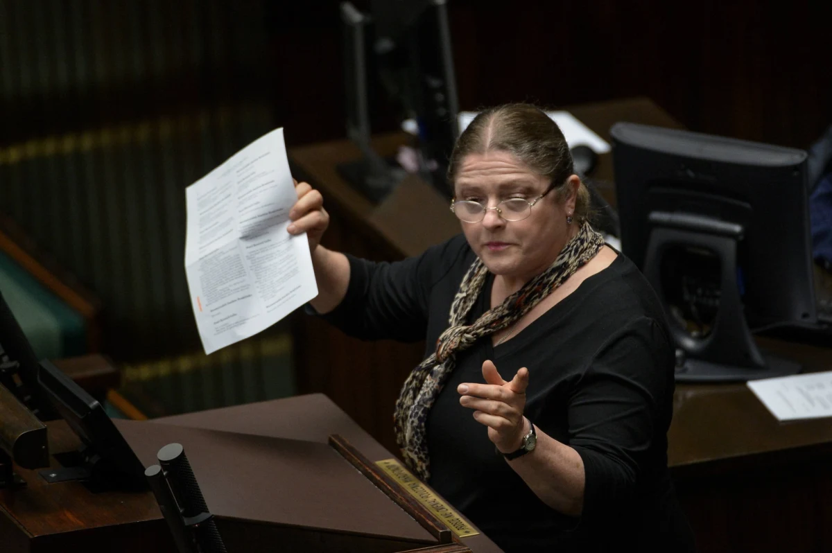 "Trzeba przybliżyć Trybunał obywatelom" - tak posłanka PiS Krystyna Pawłowicz, zgłoszona przez Prawo i Sprawiedliwość do Trybunału Konstytucyjnego, odpowiedziała na pytanie, co chciałaby do TK wnieść. "To, co mi się wcześniej nie podobało, to nieprawdopodobnie długie uzasadnienia, pisane bardzo skomplikowanym językiem. Obywatele nie wiedzieli, co i jak, nie rozumieli tego Trybunału" - stwierdziła.