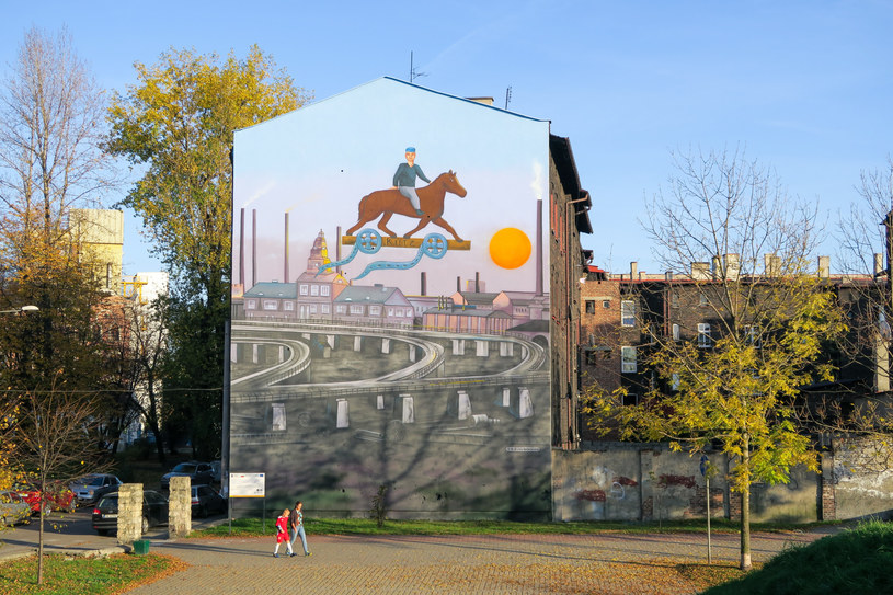 Mural oddający hołd Kazimierzowi Kutzowi, wykonany według projektu jednego z najwybitniejszych artystów nieprofesjonalnych Erwina Sówki, odsłonięto w poniedziałek w katowickiej dzielnicy Szopienice, skąd pochodził zmarły w ubiegłym roku reżyser.