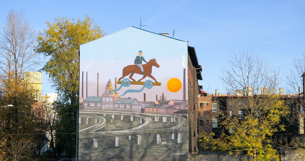 Mural oddający hołd Kazimierzowi Kutzowi, wykonany według projektu jednego z najwybitniejszych artystów nieprofesjonalnych Erwina Sówki, odsłonięto w poniedziałek w katowickiej dzielnicy Szopienice, skąd pochodził zmarły w ubiegłym roku reżyser.