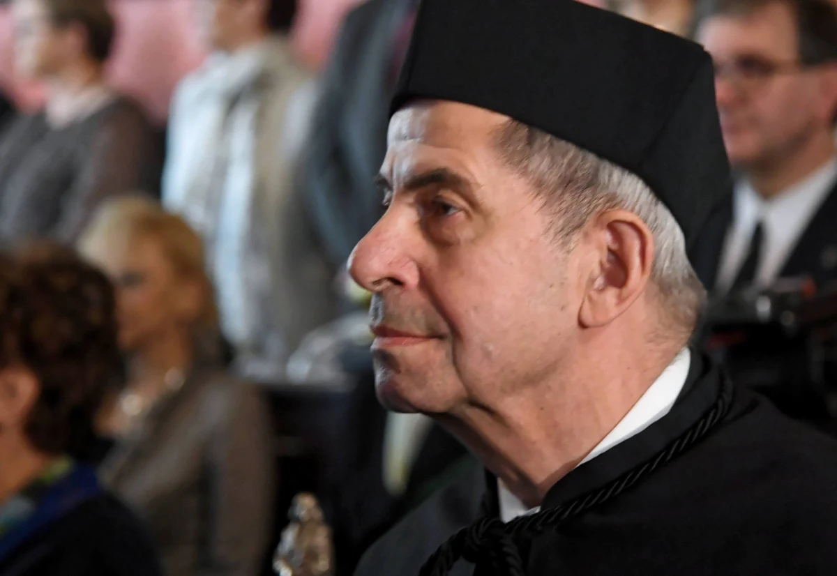 "Te osoby dyskwalifikowały Sejm, teraz mogą zdyskwalifikować Trybunał Konstytucyjny" - tak o Krystynie Pawłowicz i Stanisławie Piotrowiczu, kandydatach Prawa i Sprawiedliwości do Trybunału mówi w rozmowie z Onetem były prezes tej instytucji prof. Andrzej Zoll. Jego zdaniem, władzy może chodzić właśnie o to, by całkowicie zlikwidować ustrojową rolę TK. 3 grudnia 9-letnie kadencje kończy trzech sędziów Trybunału Konstytucyjnego: Marek Zubik, Piotr Tuleja i Stanisław Rymar. Szef klubu PiS Ryszard Terlecki poinformował, że kandydatami PiS na sędziów TK są Krystyna Pawłowicz, Stanisław Piotrowicz oraz Elżbieta Chojna-Duch.