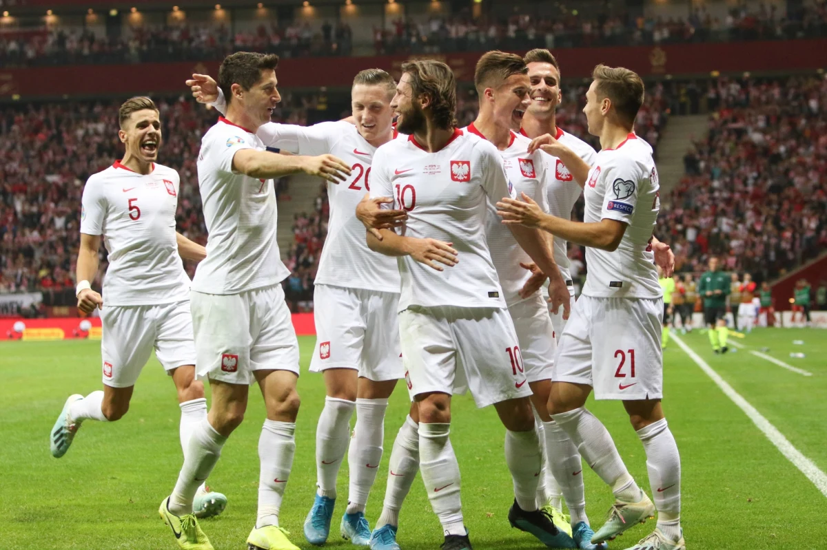 Selekcjoner piłkarskiej reprezentacji Polski Jerzy Brzęczek ogłosił powołania na najbliższe mecze eliminacji Mistrzostw Europy z Izraelem i Słowenią. Biało-czerwoni są już pewni awansu, ale zwycięstwa w tych spotkaniach pozwoliłyby na lepsze rozstawienie przed losowaniem turnieju. 