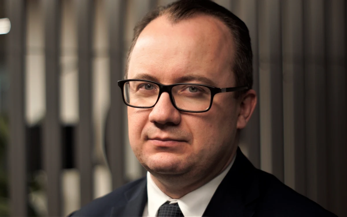 Rzecznik Praw Obywatelskich Adam Bodnar skomentował ogłoszone w poniedziałek nazwiska kandydatów Prawa i Sprawiedliwości na sędziów Trybunału Konstytucyjnego. To Stanisław Piotrowicz, Krystyna Pawłowicz i Elżbieta Chojna-Duch. "Jeśli doszło do tak wielkiego upolitycznienia TK, jeśli jego działania są w dużej mierze podporządkowane partii rządzącej, to nie ma znaczenia, kto tam zasiada" – ocenił RPO. "To organ, który już dawno stracił swoją wiarygodność i znaczenie dla nas jako obywateli i nad tym ubolewam" – dodał. 