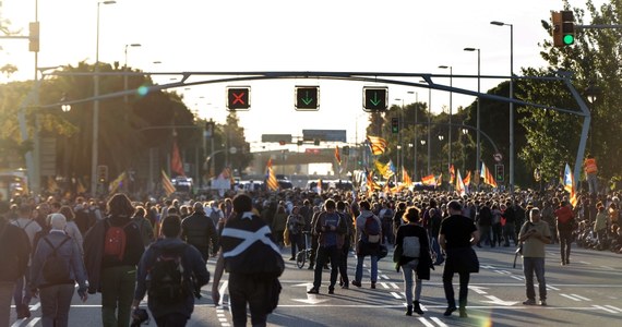 Ponad 1000 katalońskich separatystów protestowało w poniedziałek na ulicach Barcelony przeciwko wizycie króla Hiszpanii Filipa VI w tym mieście. Część protestujących próbowała zablokować wejście dla uczestników ceremonii, na którą przybył monarcha.