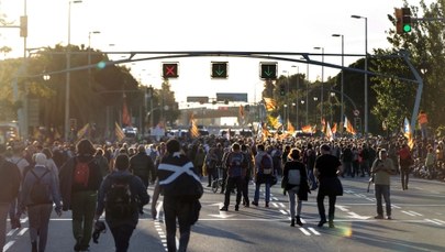 Barcelona: Protesty w czasie wizyty króla. "Gilotyna dla satrapów"