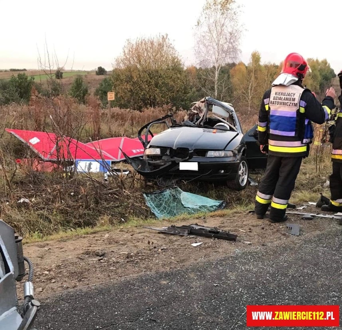Do tragicznego wypadku doszło na drodze w Zawierciu-Skarżycach. Po zderzeniu auta osobowego z ciężarówką zginęło trzech 19-latków.