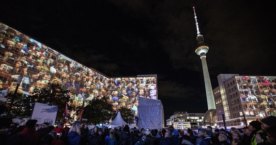 Obchody 30. rocznicy upadku muru berlińskiego zainaugurowała w poniedziałek uroczystość na placu Aleksandra w centrum Berlina, gdzie 4 listopada 1989 roku setki tysięcy mieszkańców NRD demonstrowały na rzecz wolności i demokracji.