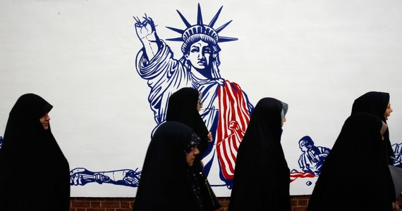 W Iranie obchodzono 40. rocznicę wzięcia zakładników w ambasadzie USA. Przed budynkiem byłej placówki w Teheranie zebrał się tłum, który oglądał transmisje z obchodów w innych miastach, a demonstranci na wiecach skandowali "Śmierć Ameryce!".