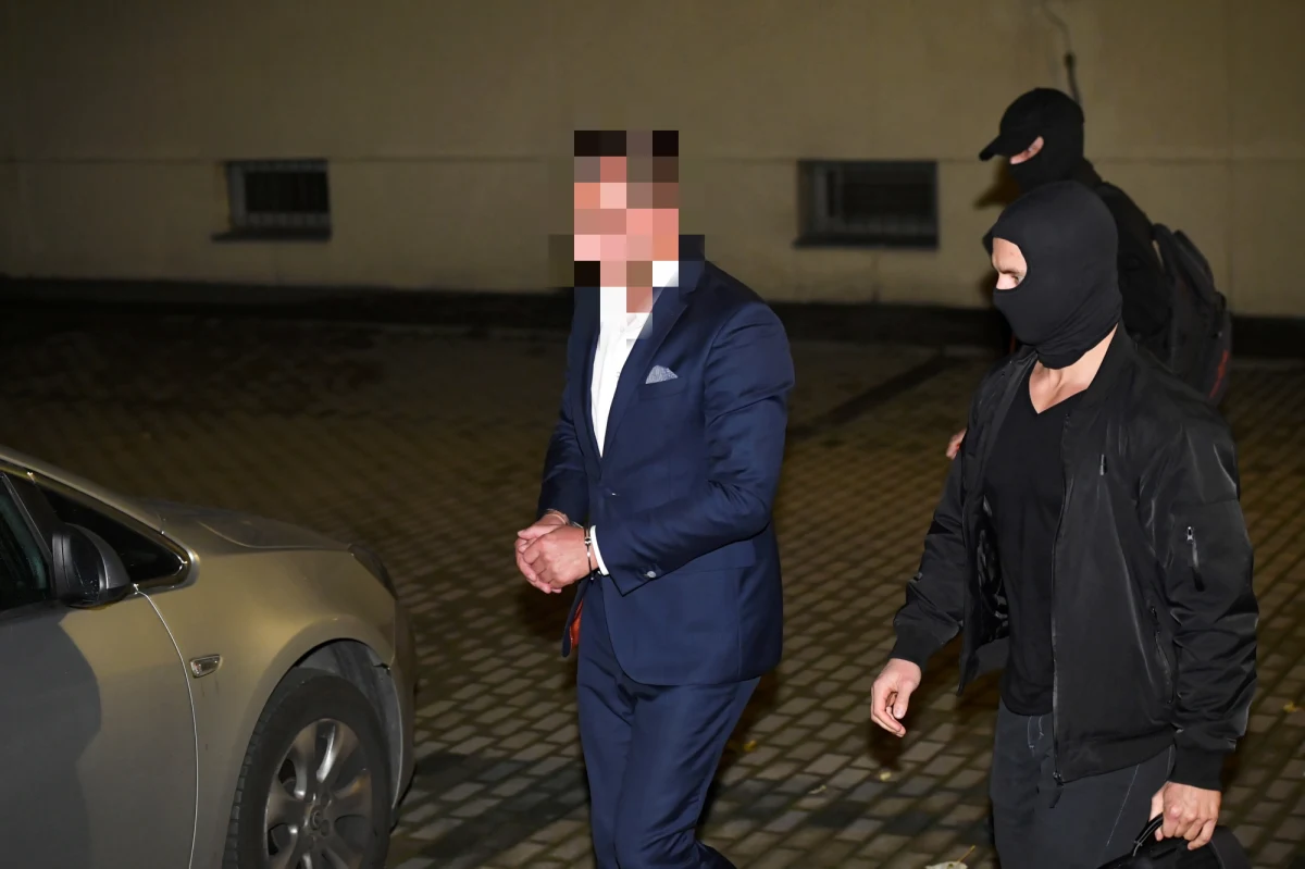 Miał nadwornego fotografa i lamborghini, lubił modne garnitury i włoskie buty. Przyjaźnił się z warszawskimi baronami PO, załatwiał sprawy w różnych dzielnicach Warszawy. Złapany przez CBA - płakał - pisze "Gazeta Wyborcza" o burmistrzu Włoch podejrzanym o przyjęcie 200 tys. zł łapówki.