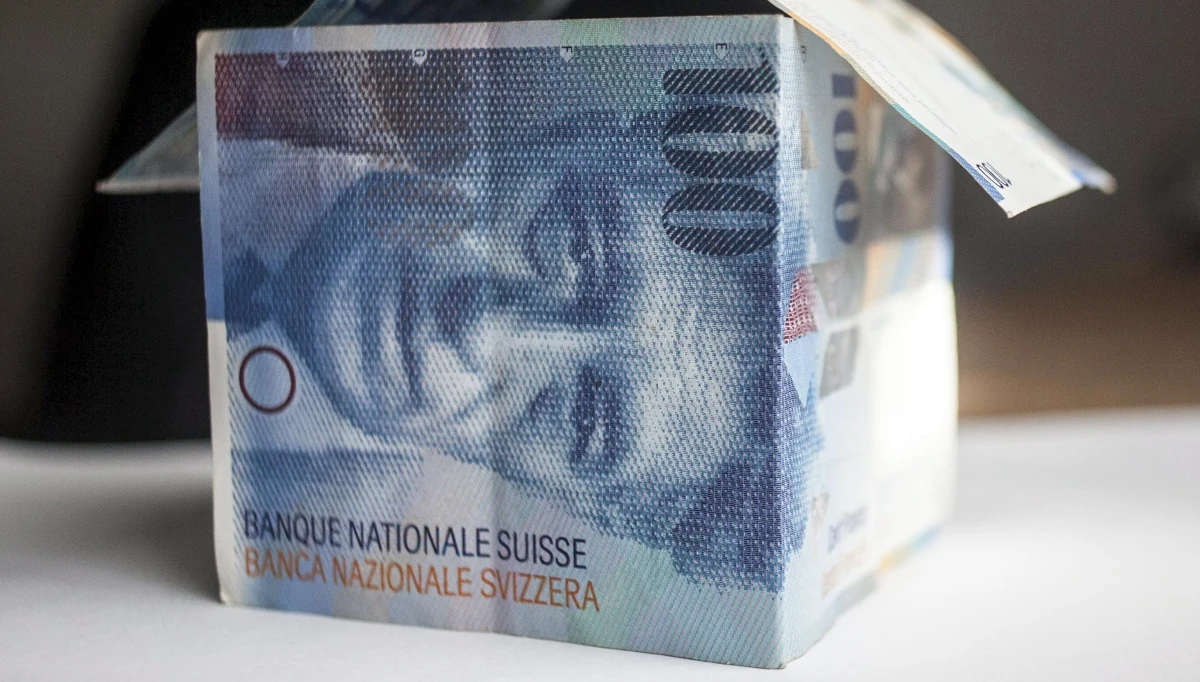 ​Organizacje zrzeszające frankowiczów chcą iść na wojnę z Raiffeisen Bank Polska oraz innymi bankami, które - ich zdaniem - straszą klientów. Zapowiadają pozwy, doniesienia i skargi - to ich reakcja na pisma kierowane do frankowiczów, z których wynika, że na pozywaniu banków można stracić.