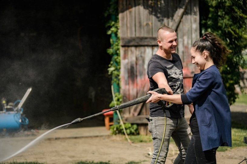 Wiele wskazywało na to, że Seweryn - jeden z bohaterów szóstej odsłony programu "Rolnik szuka żony" - znalazł szczęście w miłości. Niemal od razu w oko wpadła mu Marlena, a w ostatnim odcinku doszło nawet do rozmowy na temat wspólnej przyszłości. W komentarzach zamieszczanych w sieci szybko jednak pojawiły się doniesienia o ich rozstaniu. Jaka jest prawda?