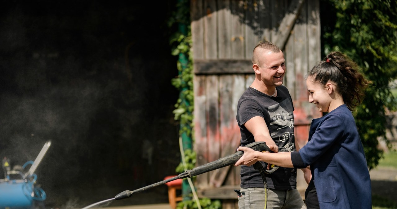 Wiele wskazywało na to, że Seweryn - jeden z bohaterów szóstej odsłony programu "Rolnik szuka żony" - znalazł szczęście w miłości. Niemal od razu w oko wpadła mu Marlena, a w ostatnim odcinku doszło nawet do rozmowy na temat wspólnej przyszłości. W komentarzach zamieszczanych w sieci szybko jednak pojawiły się doniesienia o ich rozstaniu. Jaka jest prawda?