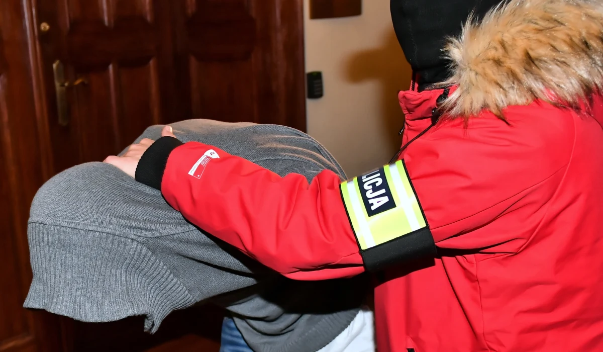 Mężczyzna, który w sobotę 2 listopada wjechał we Wrocławiu w przystanek autobusowy i uciekł, najbliższe trzy miesiące spędzi w areszcie. Taką decyzję podjął sąd wobec 37-letniego Sławomira P., który najprawdopodobniej pod wpływem alkoholu wjechał w wiatę, pod którą stała matka z dwójką dzieci.