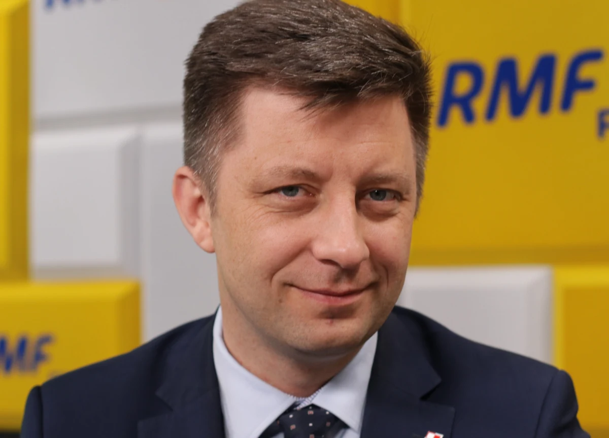 „Donald Tusk podjął jedyną racjonalną decyzję, rezygnując z kandydowania. Jego ostatnie aktywności i angażowanie się na forum polityki polskiej przynosiło tylko straty środowiskom, które próbował wspierać. Uznał, że nie warto ryzykować konfrontacji z Andrzejem Dudą i zrezygnował” – mówił w Porannej rozmowie w RMF FM szef kancelarii premiera Michał Dworczyk. „Bez wątpienia to ważna postać w polskiej polityce ostatnich 30 lat. Zapisał się w niej niezbyt pozytywnie, to moje zdanie. Na jego koncie jest szereg decyzji, które były szkodliwe dla Polski – dodał.