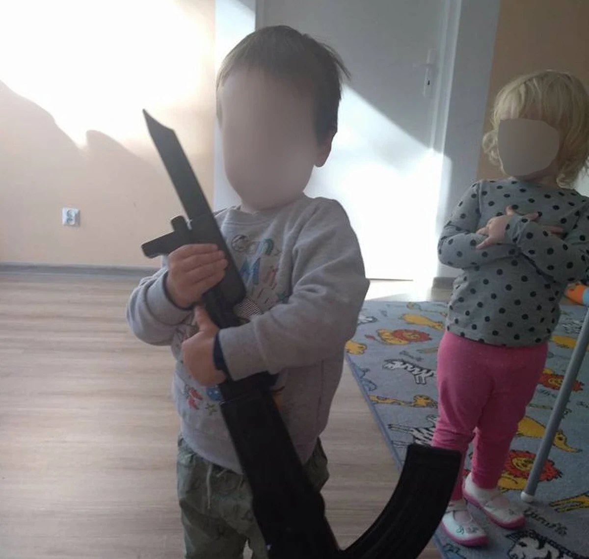 Repliki broni maszynowej i noży bojowych w rękach podopiecznych jednego ze żłobków w Toruniu – takie zdjęcia pojawiły się na jednym z portali społecznościowych i oburzyły wielu internautów. Dyrekcja placówki tłumaczy i przeprasza, a toruński Urząd Miasta zapowiada kontrolę w placówce.
