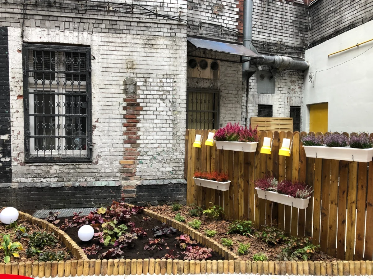 Podwórka w Katowicach od kilku lat przechodzą metamorfozę. Z brudnych, zniszczonych i zaniedbanych zmieniają się w kolorowe przestrzenie, w których mieszkańcy lubią spędzać czas. Są rewitalizowane w ramach projektu Plac na Glanc. Dziś otwarte zostało 10. takie podwórko. 