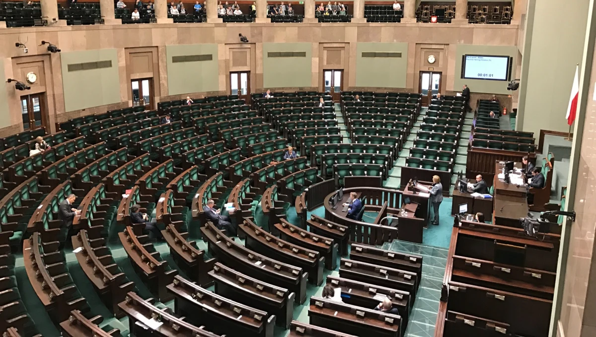Kancelaria Sejmu zaproponowała, aby PiS zajęło prawą część sali obrad, obok, bliżej mównicy siedzieliby posłowie PSL, a w rzędach za ludowcami - posłowie Konfederacji; dalej w lewej części mają zasiąść posłowie Koalicji Obywatelskiej i Lewicy - poinformował dyrektor CIS Andrzej Grzegrzółka.