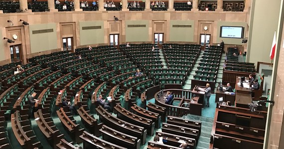 Kancelaria Sejmu zaproponowała, aby PiS zajęło prawą część sali obrad, obok, bliżej mównicy siedzieliby posłowie PSL, a w rzędach za ludowcami - posłowie Konfederacji; dalej w lewej części mają zasiąść posłowie Koalicji Obywatelskiej i Lewicy - poinformował dyrektor CIS Andrzej Grzegrzółka.