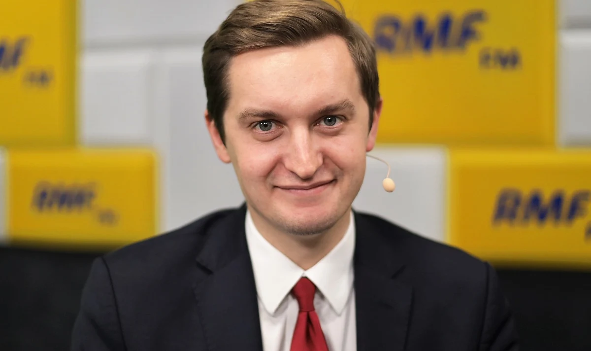 Wiceminister sprawiedliwości Sebastian Kaleta oświadczył, że rząd Prawa i Sprawiedliwości nie ma za co przepraszać po tym, jak Trybunał Sprawiedliwości Unii Europejskiej stwierdził, iż polskie przepisy dotyczące wieku przejścia w stan spoczynku sędziów są niezgodne z unijnym prawem. Przepisy te zostały przyjęte w lipcu 2017 roku. "Trybunał zakwestionował różnicowanie wieku, ale co najważniejsze, z tych przepisów sami się wycofaliśmy. Uważaliśmy, że w duchu kompromisu te przepisy nie są kluczowe dla całej reformy sądownictwa"- podkreślał gość Popołudniowej rozmowy w RMF FM. Zdaniem Kalety, "z perspektywy oczekiwań opozycji ten wyrok jest bardzo ostrożny, marginalny". 