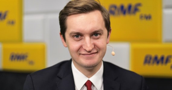 Wiceminister sprawiedliwości Sebastian Kaleta oświadczył, że rząd Prawa i Sprawiedliwości nie ma za co przepraszać po tym, jak Trybunał Sprawiedliwości Unii Europejskiej stwierdził, iż polskie przepisy dotyczące wieku przejścia w stan spoczynku sędziów są niezgodne z unijnym prawem. Przepisy te zostały przyjęte w lipcu 2017 roku. "Trybunał zakwestionował różnicowanie wieku, ale co najważniejsze, z tych przepisów sami się wycofaliśmy. Uważaliśmy, że w duchu kompromisu te przepisy nie są kluczowe dla całej reformy sądownictwa"- podkreślał gość Popołudniowej rozmowy w RMF FM. Zdaniem Kalety, "z perspektywy oczekiwań opozycji ten wyrok jest bardzo ostrożny, marginalny". 