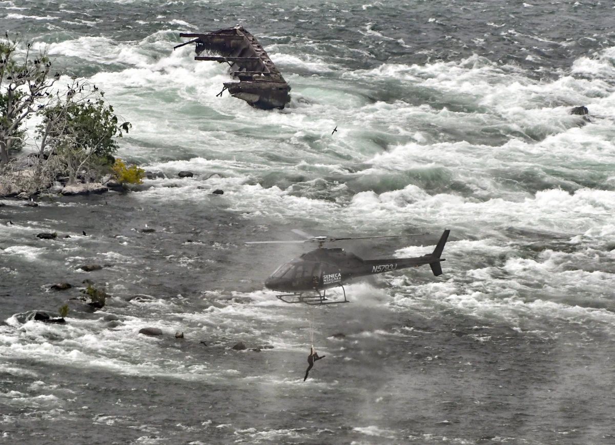 Wrak łodzi przez ponad 100 lat był zaklinowany w skałach nad Niagarą. W ostatnich dniach silne opady deszczu i mocny wiatr zrzuciły go ze skał i przesunęły w stronę wodospadu.