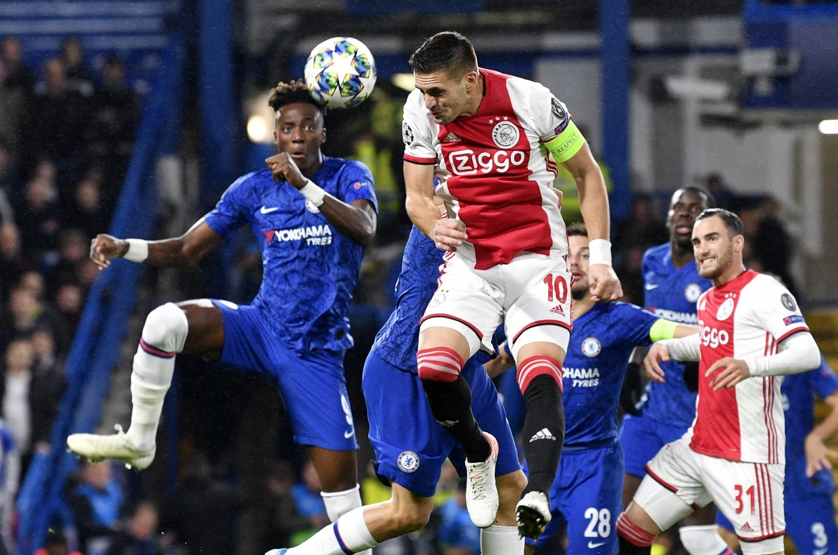 Piłkarze Borussii w 4. kolejce Ligi Mistrzów pokonali w Dortmundzie Inter Mediolan 3:2, choć do przerwy przegrywali 0:2. Obrońca BVB Łukasz Piszczek grał od 82. minuty. W Londynie Chelsea zremisowała z kończącym w dziewiątkę Ajaksem 4:4.