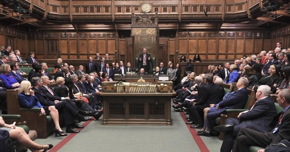 Minutę po północy czasu londyńskiego weszła w życie decyzja o rozwiązaniu brytyjskiego parlamentu, co spowodowane jest zaplanowanymi na 12 grudnia przedterminowymi wyborami. 