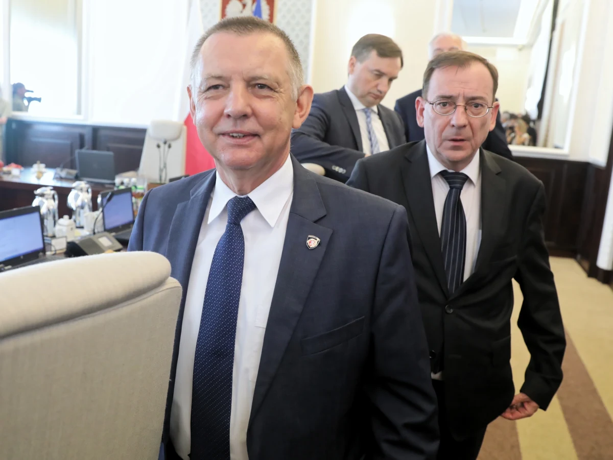 Agencja Bezpieczeństwa Wewnętrznego zawiodła z weryfikacją Mariana Banasia. Jej szefa Piotra Pogonowskiego czeka dymisja - donosi "Rzeczpospolita". Z informacji dziennika wynika również - jak czytamy - że "dojdzie do przebudowania służb - stanowisko ma stracić także szef Służby Wywiadu Wojskowego gen. Andrzej Kowalski".