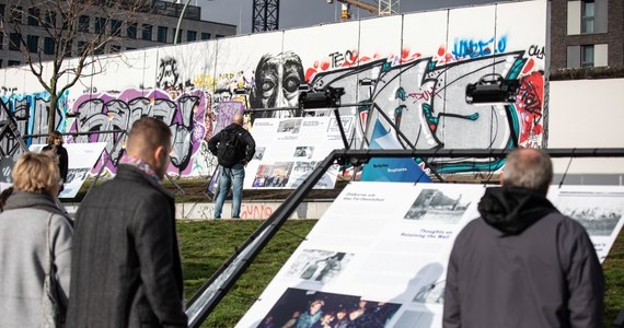 Bez Polski nie byłoby upadku Muru Berlińskiego. To Solidarność zapoczątkowała upadek komunizmu w Europie Środkowo-Wschodniej. I choć w Muzeum Muru Berlińskiego można znaleźć informacje o Lechu Wałęsie, pierwszych częściowo wolnych wyborach z czerwca 1989 roku, a podczas obchodów 25. rocznicy upadku muru to Lech Wałęsa przewracał pierwszy klocek z wielkiego domina symbolizującego władze komunistyczne w krajach bloku wschodniego, jednak to Berliński Mur stał się dla świata symbolem zimnej wojny. "Przegraliśmy wojnę na symbole" – mówi w rozmowie z reporterką RMF FM Anetą Łuczkowską Agnieszka Kuchcińska-Kurcz z Centrum Dialogu "Przełomy" ze Szczecina.