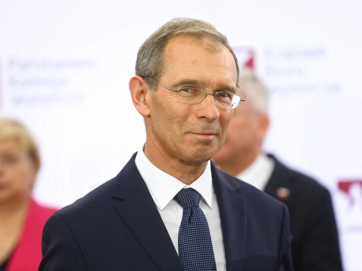 Jednym z najpoważniejszych kandydatów do objęcia funkcji marszałka Senatu jest Zygmunt Frankiewicz – twierdzi portal Onet. Jego nazwisko pojawiło się w rozmowach liderów PO i PSL. Frankiewicz przez 26 lat był prezydentem Gliwic, co stanowi absolutny rekord w historii Polski po 1989 roku.