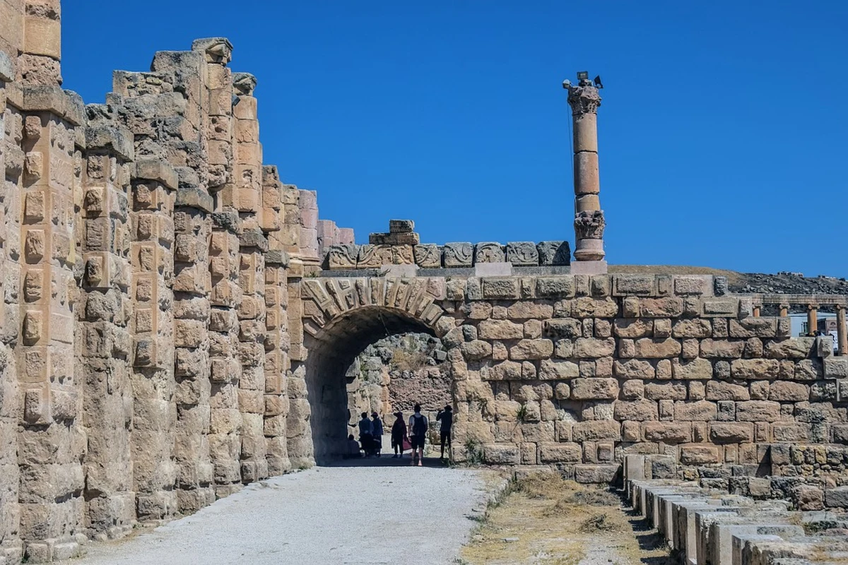 Mężczyzna uzbrojony w nóż zaatakował cudzoziemców zwiedzających znane ze starożytnych zabytków miasto Dżarasz w Jordanii. Rannych zostało osiem osób, w tym czworo turystów i miejscowy przewodnik. Napastnik został zatrzymany.