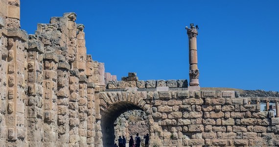 Mężczyzna uzbrojony w nóż zaatakował cudzoziemców zwiedzających znane ze starożytnych zabytków miasto Dżarasz w Jordanii. Rannych zostało osiem osób, w tym czworo turystów i miejscowy przewodnik. Napastnik został zatrzymany.