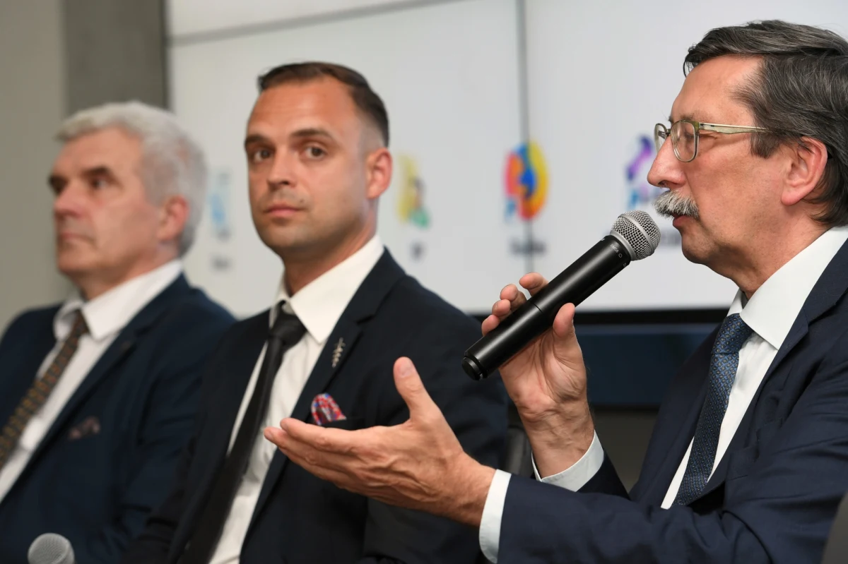 Nominowany na naczelnika delegatury IPN w Opolu Tomasz Greniuch, przez lata był szefem opolskich struktur Obozu Narodowo-Radykalnego. Greniuch organizował manifestacje upamiętniające antysemickie wystąpienia sprzed II wojny światowej, w mediach społecznościowych cytował ultranacjonalistyczne utwory, jest również autorem książki "Droga nacjonalisty".