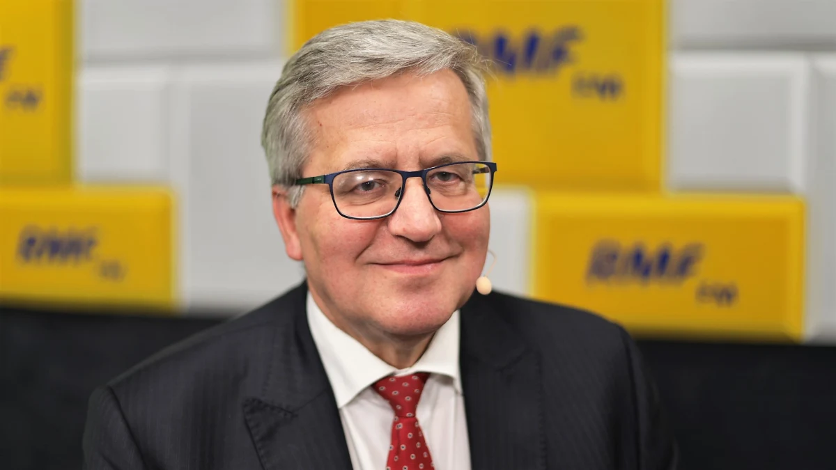 "Jak to usłyszałem, to myślałem, że to jest jakiś ponury żart" - tak na wieść o tym, że marszałkiem-seniorem Sejmu zostanie Antoni Macierewicz zareagował Bronisław Komorowski. W internetowej części Popołudniowej rozmowy w RMF FM były prezydent ocenił, że taki wybór to "jakaś ironia losu, jakaś chęć upokorzenia polskiej normalności politycznej". W jego ocenie "Antoni Macierewicz jest człowiekiem tak skrajnym w swoich poglądach i działaniach obecnie, odpowiedzialnym za nieprawdopodobną krzywdę, którą zrobił narodowi". "Podzielił Polskę na pokolenia lansując tezę o zamachu na Lecha Kaczyńskiego i wybuchach na pokładzie tupolewa" - uzasadniał swoją krytykę były marszałek Sejmu. "Zranił Polskę tak dotkliwie, jak nikomu to się jeszcze nie udało. Prezydent Duda jego wskazuje na marszałka-seniora w sposób szczególny go honorując? Po co?" - pytał gość RMF FM.