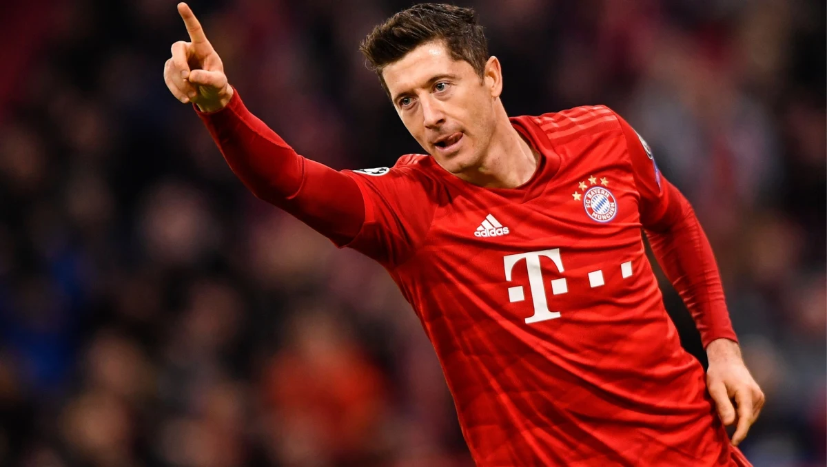 Piłkarz Bayernu Monachium Robert Lewandowski zdobył bramkę w 69. minucie meczu 4. kolejki grupy B Ligi Mistrzów z Olympiakosem Pireus. Mistrz Niemiec wygrał u siebie 2:0. Po golu zaprezentował wymowną cieszynkę ogłaszając światu, że razem ze swoją żoną Anną spodziewa się dziecka.
