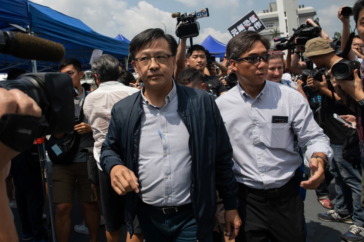 Propekiński poseł parlamentu Hongkongu Junius Ho - jedna z najbardziej znienawidzonych przez uczestników trwających tam prodemokratycznych protestów postaci - został zaatakowany nożem przez mężczyznę, który udawał jego zwolennika. Junius Ho trafił do szpitala.