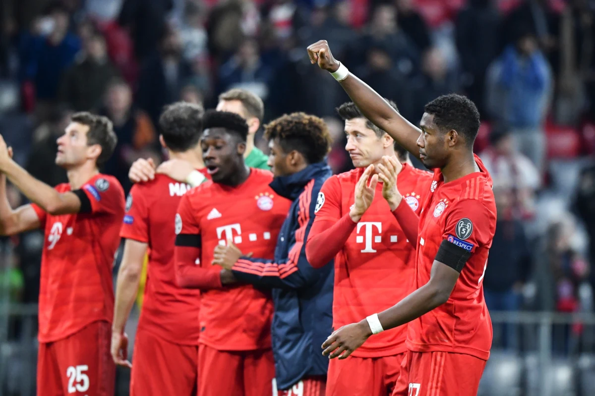 ​Robert Lewandowski zdobył bramkę dla Bayernu w wygranym 2:0 meczu z Olympiakosem Pireus, a ciesząc się z gola wykonał gest wskazujący na to, że wkrótce przyjdzie na świat jego drugie dziecko. Piłkarze z Monachium awansowali do fazy pucharowej Ligi Mistrzów.