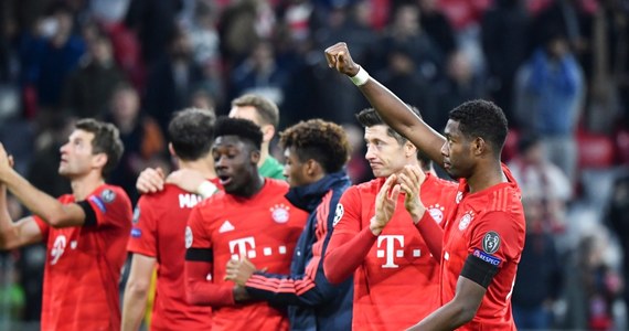 ​Robert Lewandowski zdobył bramkę dla Bayernu w wygranym 2:0 meczu z Olympiakosem Pireus, a ciesząc się z gola wykonał gest wskazujący na to, że wkrótce przyjdzie na świat jego drugie dziecko. Piłkarze z Monachium awansowali do fazy pucharowej Ligi Mistrzów.