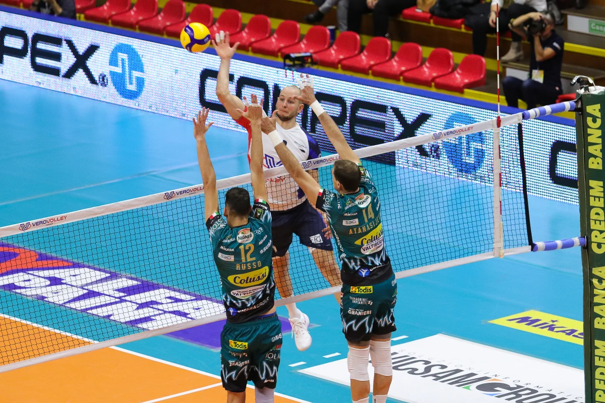 Świetny występ Bartosza Kurka nie wystarczył, by jego zespół - Vero Volley Monza - wygrał z naszpikowaną gwiazdami drużyną Sir Safety Perugia. W pięciu setach ekipa, w której gra Wilfredo Leon, a trenerem jest Vital Heynen, okazała się lepsza. Sir Safety Perugia - Vero Volley Monza 3:2 (25:19, 19:25, 25:18, 20:25, 18:16).