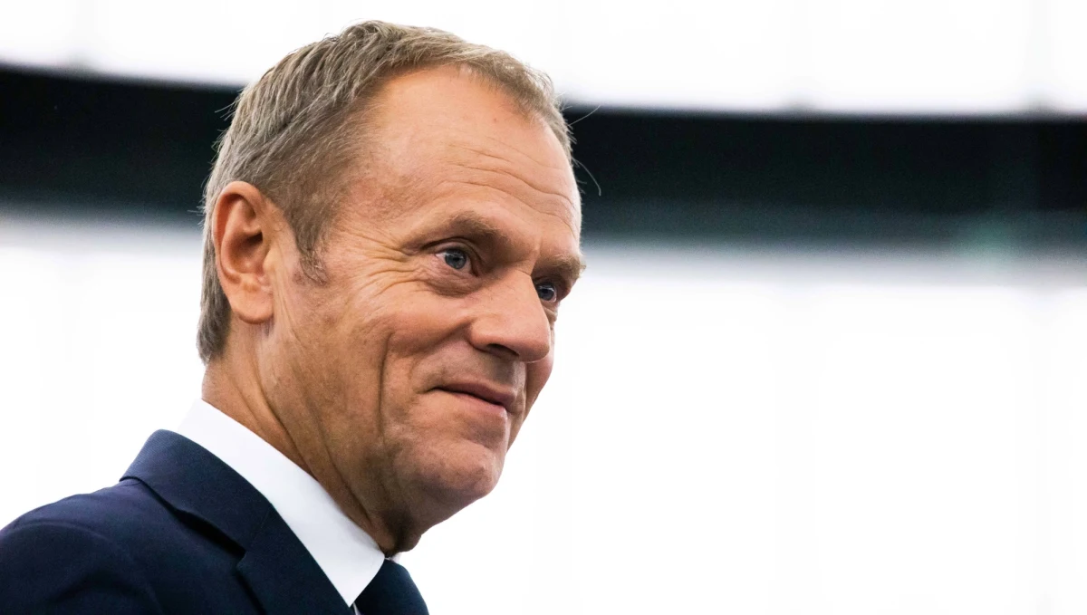 "Nie tylko możliwość przegranej spowodowała, że Donald Tusk nie zdecydował się na start w wyborach prezydenckich. W tle miała być też lojalność wobec rodziny" - o kulisach decyzji szefa Rady Europejskiej ws. startu w wyścigu prezydenckim pisze "Gazeta Wyborcza".