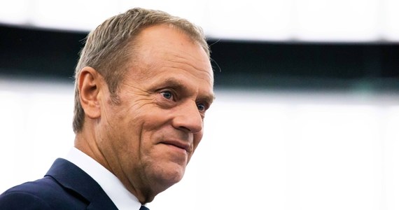 "Nie tylko możliwość przegranej spowodowała, że Donald Tusk nie zdecydował się na start w wyborach prezydenckich. W tle miała być też lojalność wobec rodziny" - o kulisach decyzji szefa Rady Europejskiej ws. startu w wyścigu prezydenckim pisze "Gazeta Wyborcza".