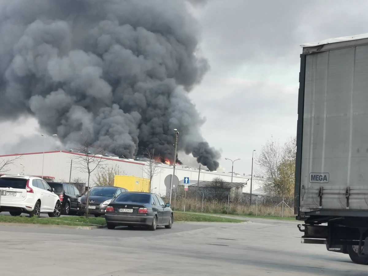 Kłęby dymu od rana unosiły się nad warszawską dzielnicą Włochy. Płonęła hala magazynowa, w której znajduje się tor kartingowy przy ulicy Krakowiaków. Część dachu się zawaliła. Informację o pożarze dostaliśmy od Słuchacza na Gorąca Linię RMF FM.