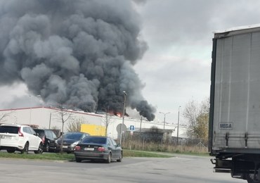 Kłęby dymu nad Warszawą. Pożar hali w dzielnicy Włochy